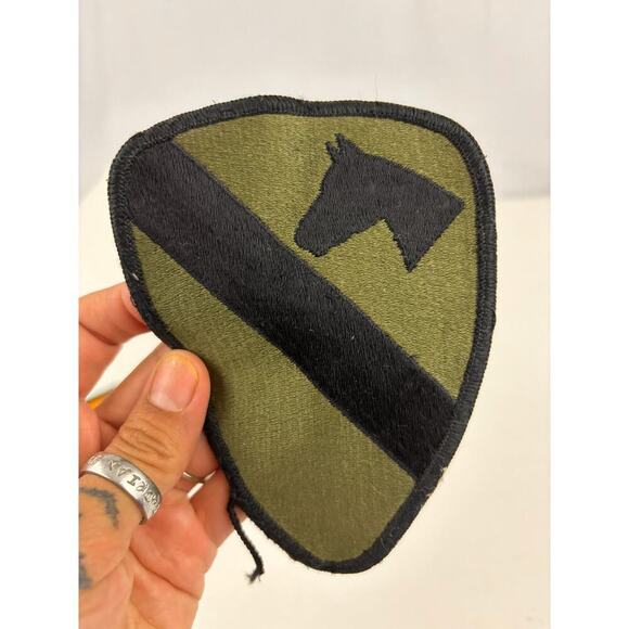2PC US Army 1st Air Cavalry Division Patch 1960's Original 4"x5" - Picture 4 of 7